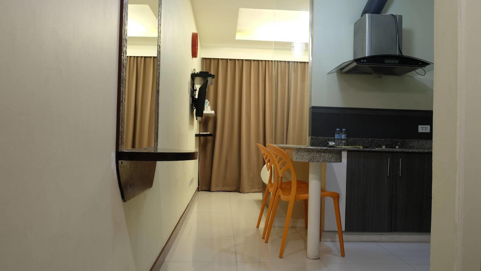 Zen Rooms Malate Robinsons Manila Exteriör bild